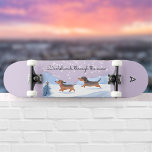 Skateboard Dachshunds A Través De Los Monogramados Navidades<br><div class="desc">Este divertido skateboard cuenta con dos animados dachshunds que corren felizmente a través de la nieve de invierno. La leyenda encima de ellos es un juego de palabras festivo, "Dachshunds through the snow". El bonito cuadro es de acuarela y el resto de la tabla es de color lila pastel. Personalice...</div>