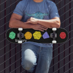 Skateboard Dados de juegos RPG, tablero, juegos de fantasía p<br><div class="desc">Este skateboard tiene coloridos ilustraciones de fantasía estilo juego dados con dados de 4 lados,  12 lados y 20 lados. Debajo del gráfico hay un punto para agregar un nombre u otro texto personalizado. Perfecto para los aficionados a diferentes juegos RPG y juegos de mesa.</div>