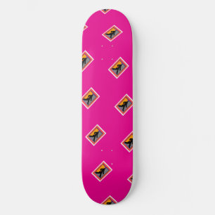 Skateboard Dama paseando de negro rosa intenso
