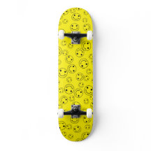 Skateboard de caras sonrientes amarillas