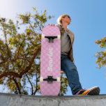 Skateboard de cheques rosados personalizados<br><div class="desc">Un diseño de tablero de ajedrez rosado de moda que se puede personalizar con un nombre o iniciales.</div>