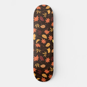 Skateboard de hojas de otoño en caída