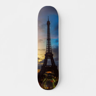 Skateboard De noche a día sobre la torre Eiffel desde Trocade