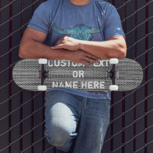 Skateboard de punto gris falso con texto Personali