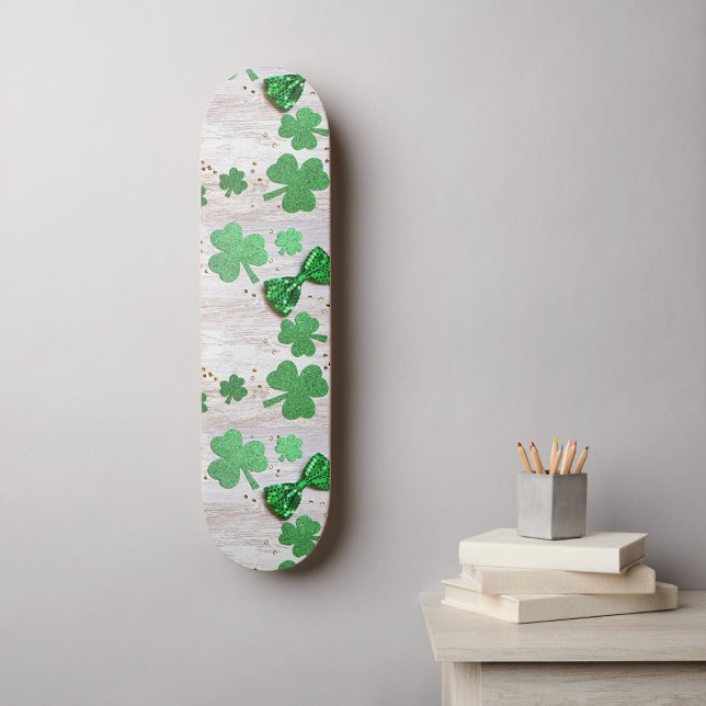 Skateboard de Saint Patrick (Green clovers of different sizes  
scattered on a white background.)