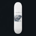 Skateboard de Wolf Pack con nombre de guión person<br><div class="desc">Tu nombre en un tipo de letra de guión moderno con una acuarela de lobos salvajes en fuga.</div>
