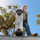 Skateboard del mapa de Boston<br><div class="desc">Un mapa único de la hermosa ciudad de Boston, Massachusetts. Este skateboard incluye un mapa de la ciudad en la calle dentro de un borde negro en la parte superior e inferior. ¡Una forma divertida de representar la ciudad en la que amas y residías!</div>