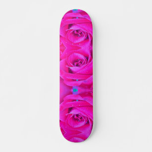 Skateboard Detalle de Rosa Rojo Carmesí Perfecto y Azul Claro