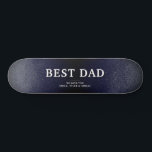 Skateboard Día del padre mejor padre de piel azul negro<br><div class="desc">Cuero negro azul imprime la tabla de patinaje del Día del Mejor Padre. El fondo es azul oscuro, con fondo impreso en cuero negro. El texto es una tipografía de moda. Un regalo perfecto para un padre o un nuevo padre en el Día del Padre. Este moderno skateboard personalizado es...</div>