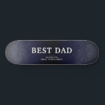 Skateboard Día del padre mejor padre de piel azul negro<br><div class="desc">Cuero negro azul imprime la tabla de patinaje del Día del Mejor Padre. El fondo es azul oscuro, con fondo impreso en cuero negro. El texto es una tipografía de moda. Un regalo perfecto para un padre o un nuevo padre en el Día del Padre. Este moderno skateboard personalizado es...</div>