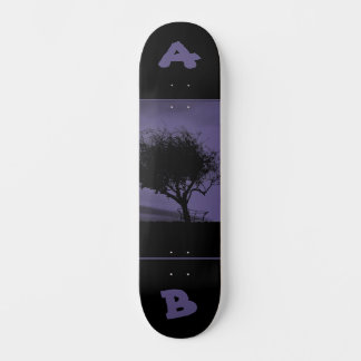 Skateboard Diseño de árbol morado y negro con iniciales Perso