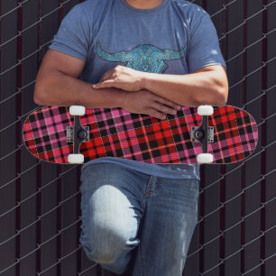 Skateboard Diseño de cuadros escoceses rojo negro y rosa
