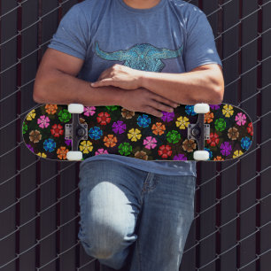 Skateboard Diseño de flores de arcoíris retro coloridas negro