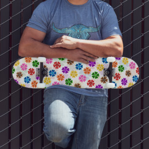 Skateboard Diseño de flores de arcoíris retro colorido blanco