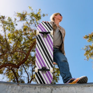 Skateboard Diseño de patrón de rayas blancas y negras moradas