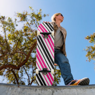 Skateboard Diseño de patrón de rayas blancas y negras rosadas