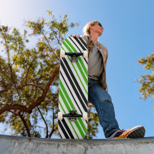 Skateboard Diseño de patrón de rayas verdes negras y blancas