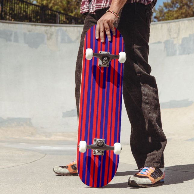 Skateboard Diseño de rayas rojas y azules (Subido por el creador)