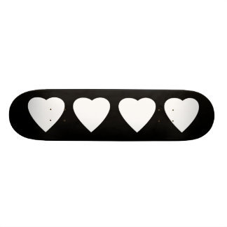 Skateboard Diseño del corazón de amor blanco y negro.