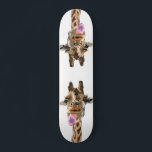 Skateboard Divertida jirafa de la lengua y juguetón Personali<br><div class="desc">Divertido Giraffe Tongue Out and Playful Wink - Sonríe el dibujo de un Personalizado animal - Elija / agregue su texto único / fuente / color - Haga su regalo especial - Redimensionar y mover o eliminar y agregar elementos / imágenes con la herramienta de personalización ! - Dibujo y...</div>