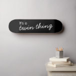 Skateboard Doble cosa | Black Modern Matching Twintuition<br><div class="desc">Sencillo y elegante "Es una cosa gemela" diseño personalizado en tipografía moderna en un estilo minimalista que puede ser fácilmente personalizado con su propio eslogan o mensaje! Un diseño bonito y un regalo perfecto para celebrar el vínculo especial entre gemelos.</div>