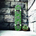 Skateboard Donuts de lodo verde zombi<br><div class="desc">Donuts zombis coronados con lodos verdes y rociadores de araña</div>