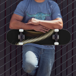 Skateboard Dorado Brillo a Través de Negro