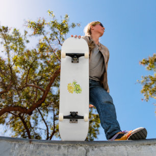 Skateboard dos flores amarillas y verdes sobre un fondo blanc