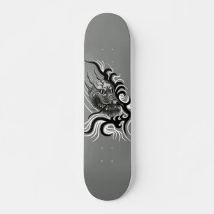 Skateboard Drache chino al estilo tatuaje