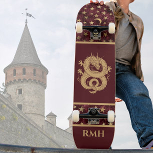 Skateboard Dragón Dorado sobre Borgoña con Monograma de Estre