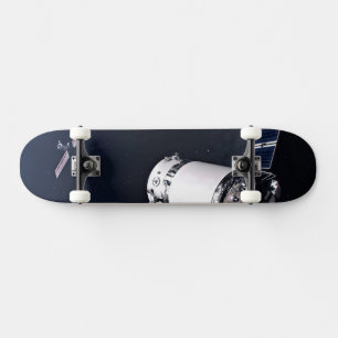 Skateboard Dragon Xl Spacecraft Aproximándose A Una Puerta Lu