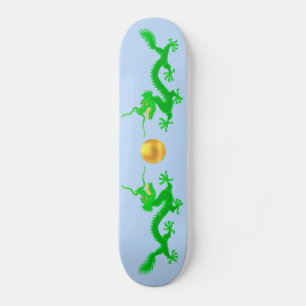 Skateboard Dragones verdes con bola de oro sobre azul claro
