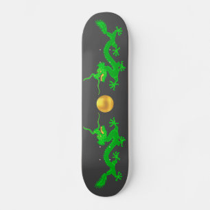 Skateboard Dragones Verdes con Bola Dorada sobre Gris Oscuro