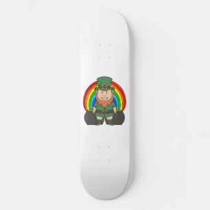 Skateboard Duende afortunado con una olla de oro bajo el arco