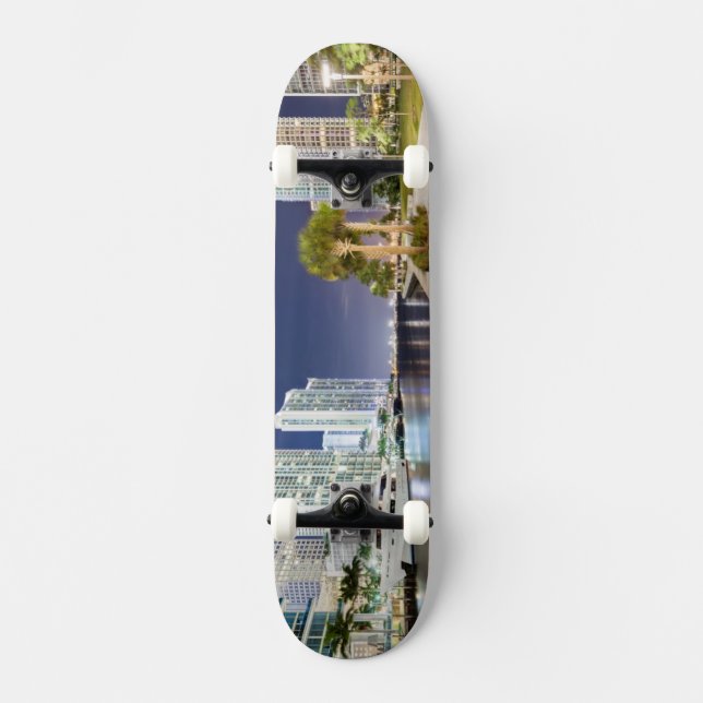 Skateboard Edificios a lo largo del río Riverwalk de Miami (Anverso)