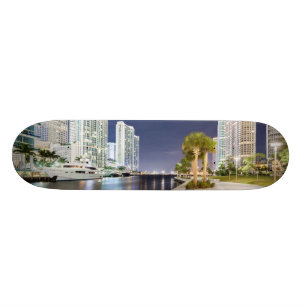 Skateboard Edificios a lo largo del río Riverwalk de Miami