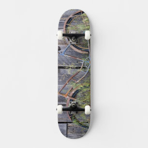 Skateboard EE. UU., Oregón, Bend. Una bicicleta vieja destart