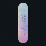 Skateboard El arcoiris personalizado del Purpurina Girona<br><div class="desc">Patineta de patinaje de chicas personalizada con confeti purpurina de oro fino brillante en un fondo rosa pastel,  morado,  azul y verde unicornio. Añade tu primer nombre en un elegante guión violeta con toques.</div>