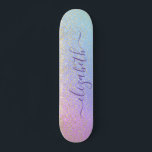 Skateboard El arcoiris personalizado del Purpurina Girona<br><div class="desc">Patineta de patinaje de chicas personalizada con confeti purpurina de oro fino brillante en un fondo rosa pastel,  morado,  azul y verde unicornio. Añade tu primer nombre en un elegante guión violeta con toques.</div>