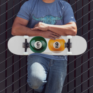 Skateboard El billar duro 69 de SlipperyJoe con una bola de b