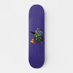 Skateboard El cuervo de la bruja linda mirando hacia un calde
