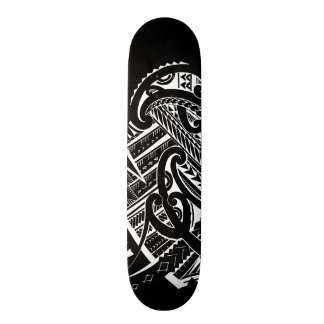 Skateboard el gran blanco en tatuaje samoano tribal negro