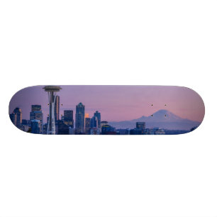 Skateboard El Monte Rainier en el fondo