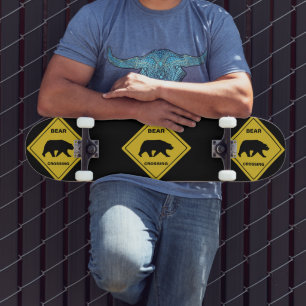 Skateboard El oso de SlipperyJoe cruzando la silueta del oso