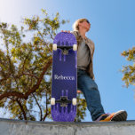 Skateboard El purpurina azul marino monograma gotea único<br><div class="desc">Un fondo azul marino de moda decorado con tonalidades purpurinas,  pinturas que caen.El color azul es desigual. Personalice y agregue su nombre,  letras blancas.</div>