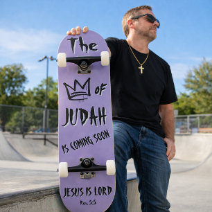 Skateboard El Rey de Judá Jesús Corona Morada Texto de Grafit