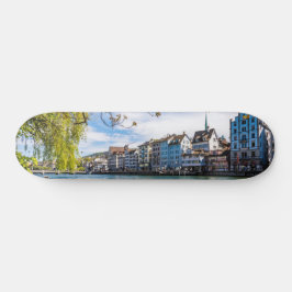Skateboard El río Limmat, Zúrich