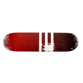 Skateboard el rojo se descolora para ennegrecerse