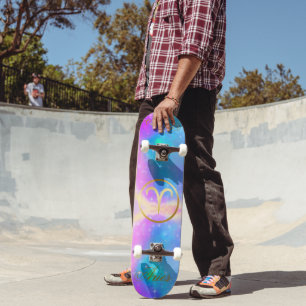 Skateboard El Rótulo zodiaco arma el oro en un fondo colorido