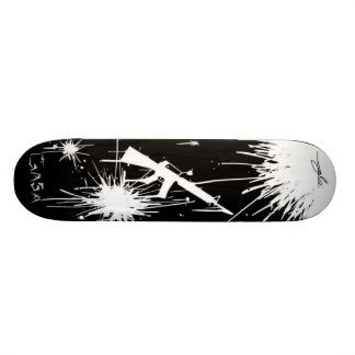 Skateboard el tablero del gasa dispara contra splat-negro
